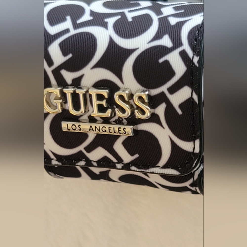 GUESS AIRPODS CASE ! - Picture 6 of 9